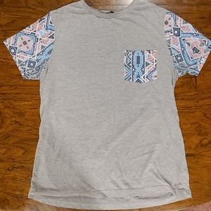 Medium pattern pocket t-shirt